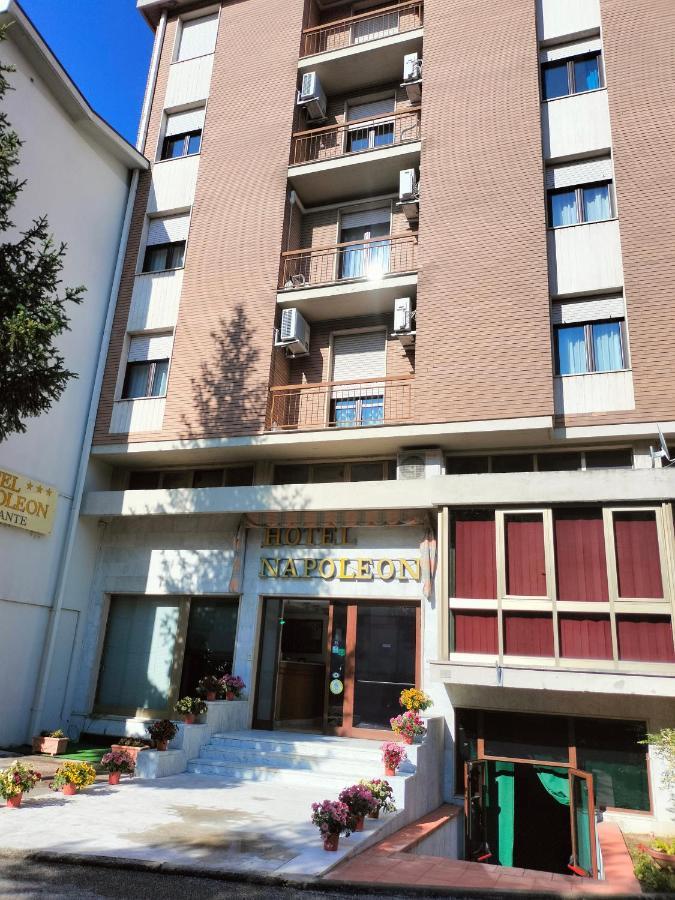 Hotel Napoleon Понтремоли Екстериор снимка