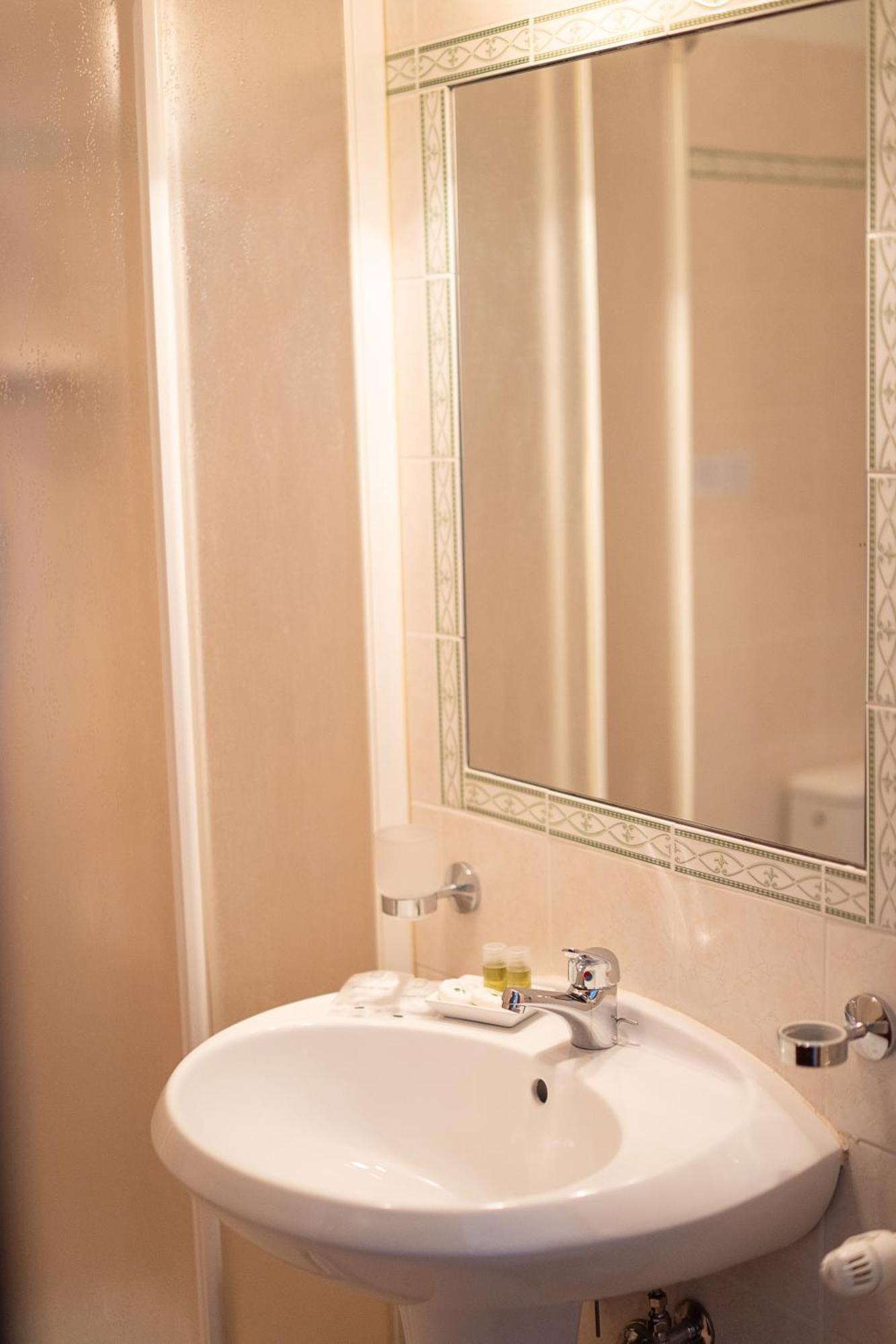 Hotel Napoleon Понтремоли Екстериор снимка